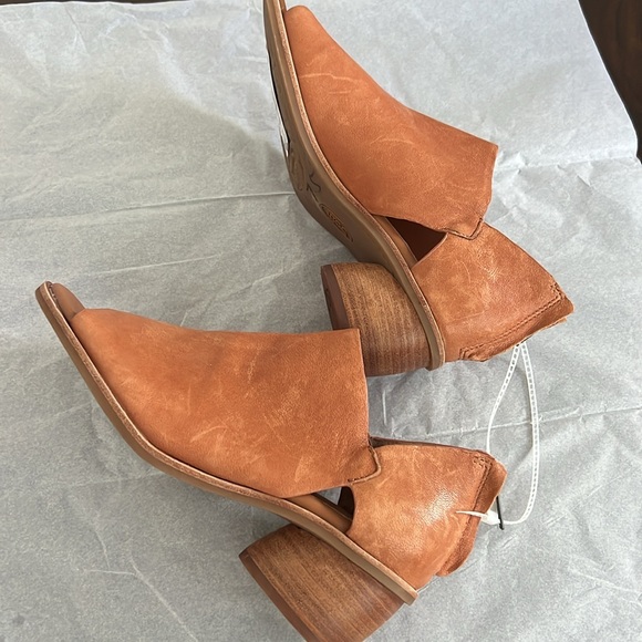 Sofft Carleigh Peep Toe Bootie. - Picture 13 of 13